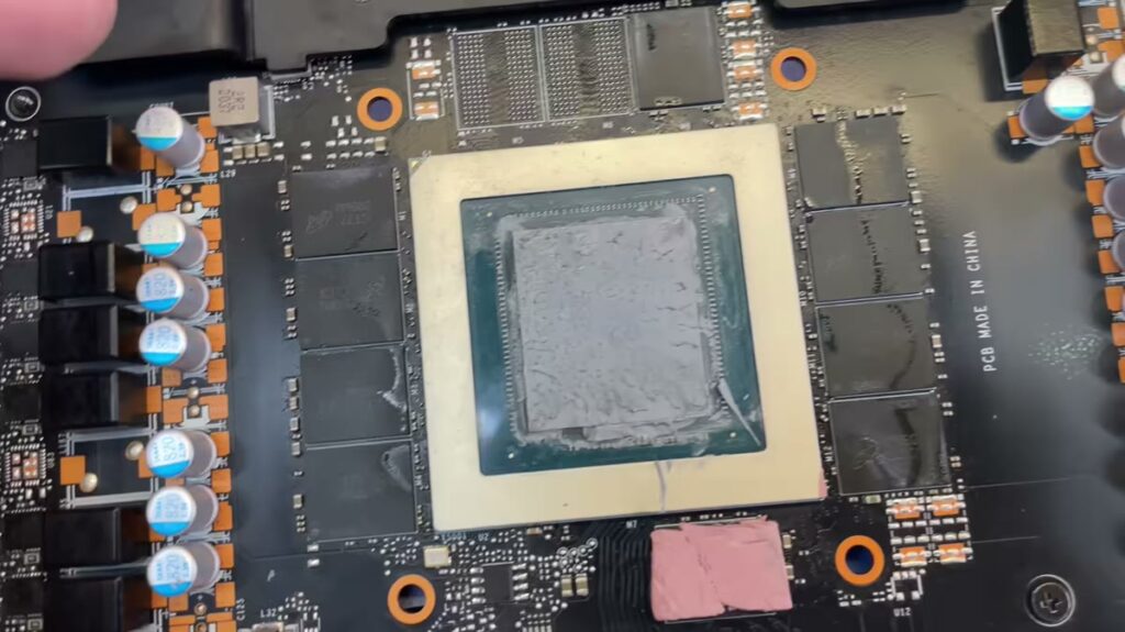Плата RTX 3080 со снятым радиатором: видеочип и микросхемы памяти